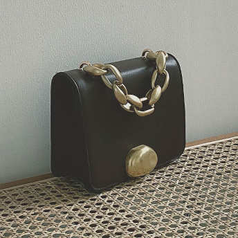   【バッグ】 目を奪われる シンプル ハンドバッグ 斜め掛け 無地 金属飾り ボディバッグ  