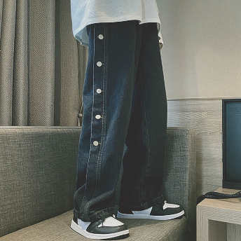   【ボトムス】韓流ファッション ゆったりタイプ 側面ボタン付きデザイン デニムパンツ  