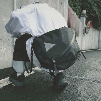   【バッグ】韓国で人気爆発 レトロ ストリート系 無地 ジッパー ボディバッグ  
